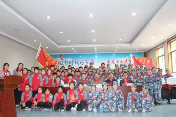 田钢老师来到槐北路小学讲国歌精神